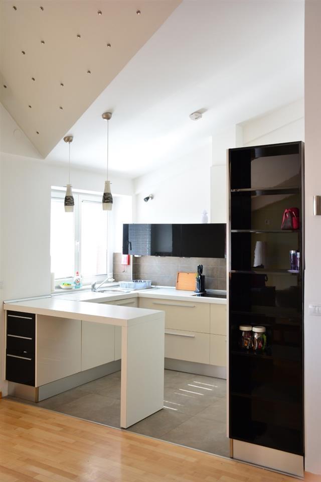 SE IZNAJMUVA PRAZEN DUPLEX VO CENTAR, UNIVERZALNA