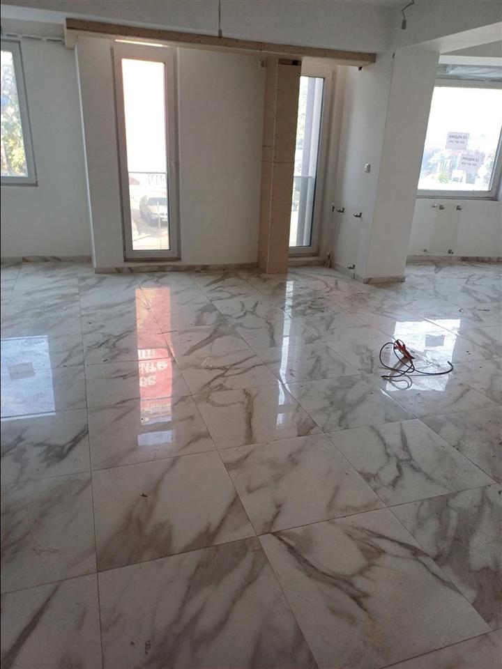 Se izdava stan so 2 spalni vo centar na Ruzveltova