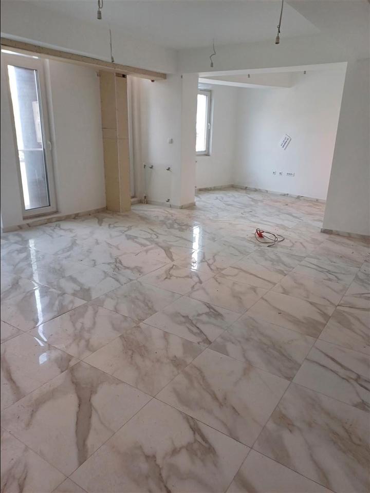 Se izdava stan 120m2 vo centar na Ruzveltova
