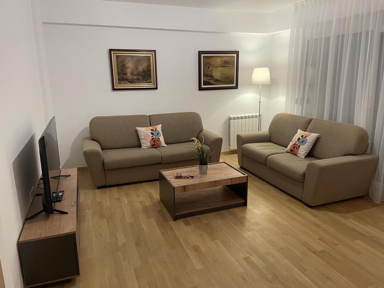 SE IZDAVA NOV NAMESTEN TROSOBEN STAN VO CENTAR - LENINOVA