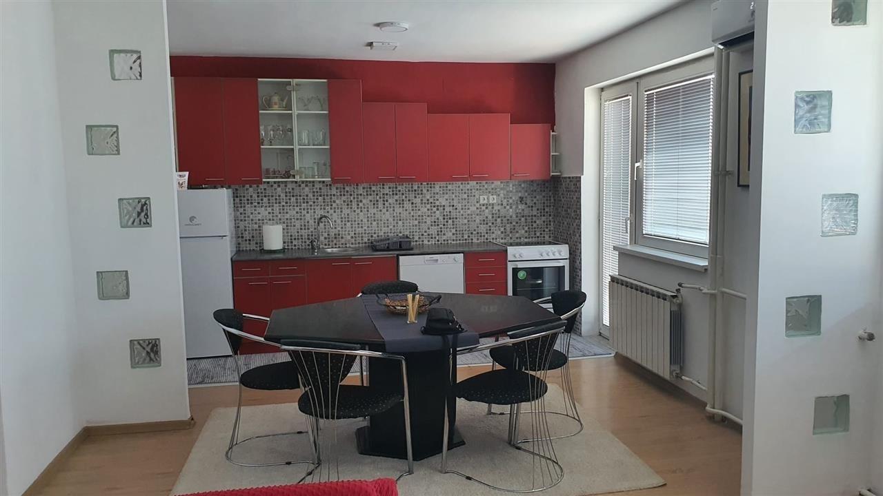 Se iznajmuva stan so 2 spalni sobi sproti Simpo