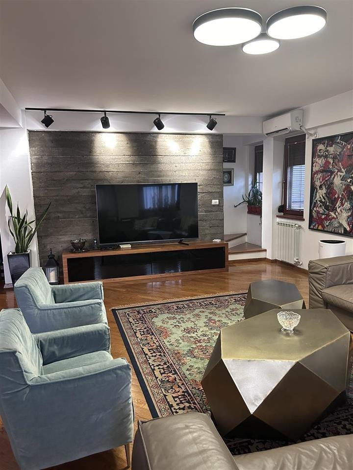Se izdava luksuzen cetvorosoben stan 185m2 vo Taftalidje