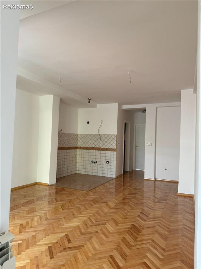 FOR SALE 2-ROOM 49M2 APARTMENT IN THE CENTER OPPOSITE THE STATE HOSPITAL