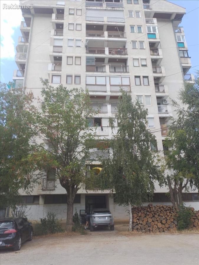 SE PRODAVA GARSONIERA VO OHRID 28M2+2M2