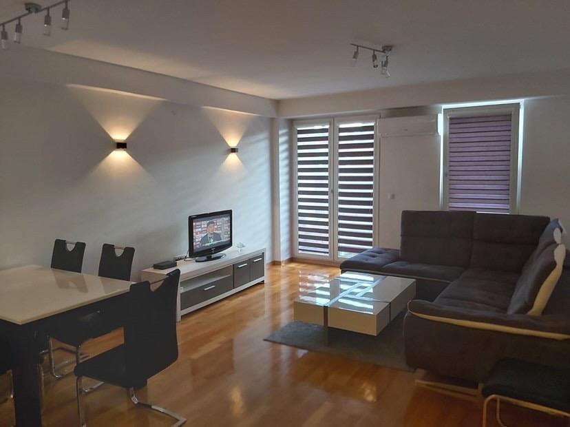 Luksuzen stan vo Mida-Karpos 77m2