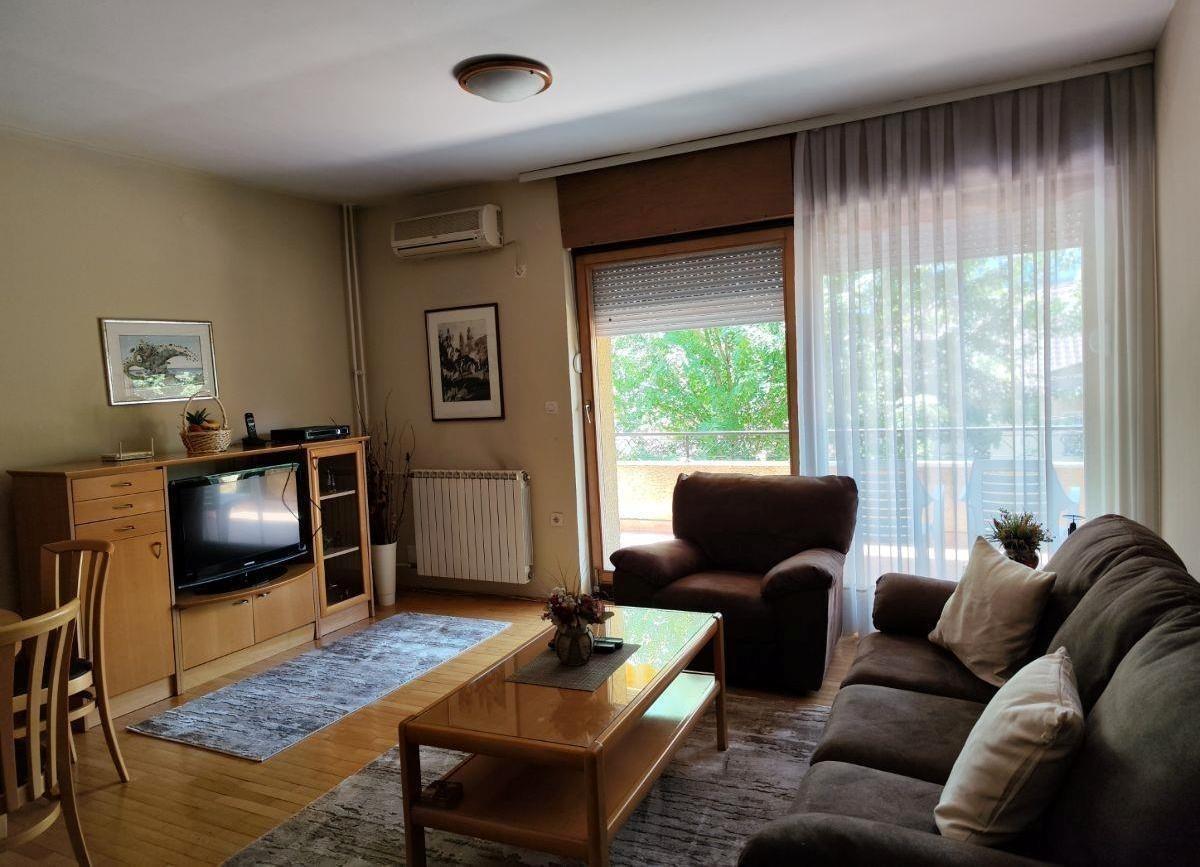 SE IZDAVA NAMESTEN TROSOBEN STAN VO CENTAR SPROTI SOBORNA