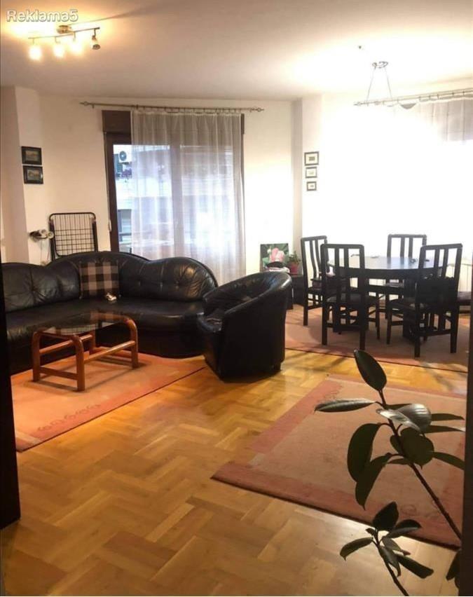 Se prodava stan 97m2 so tri spalni vo Debar Maalo