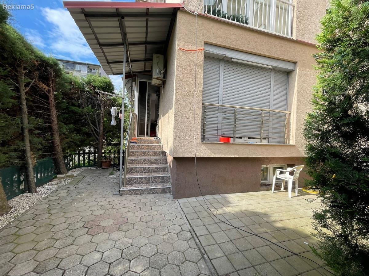 Se prodava stan 100m2 Podrum 87m3 Dvor 60m2
