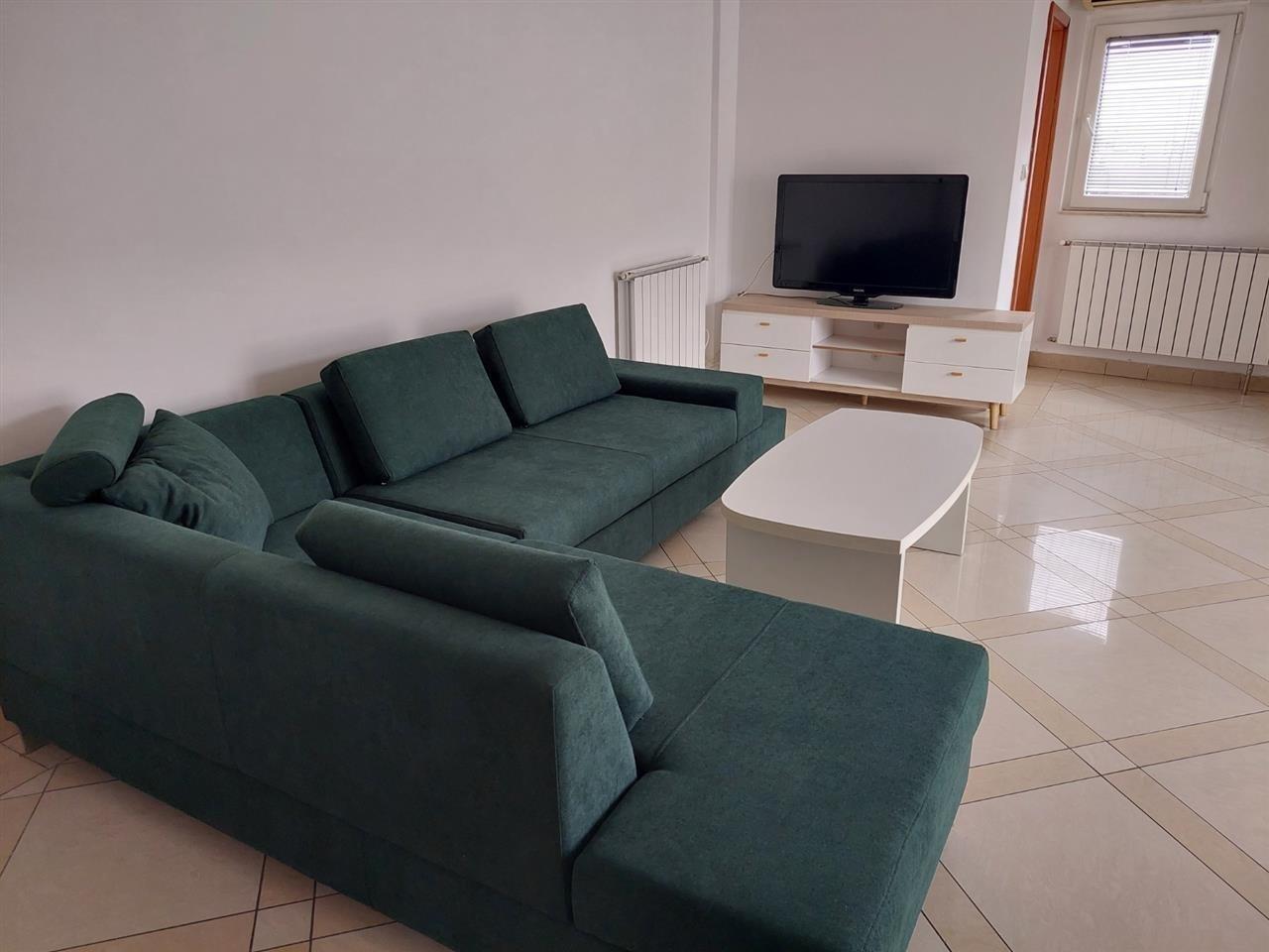 SE IZNAJMUVA CHETVOROSOBEN STAN VO CENTAR