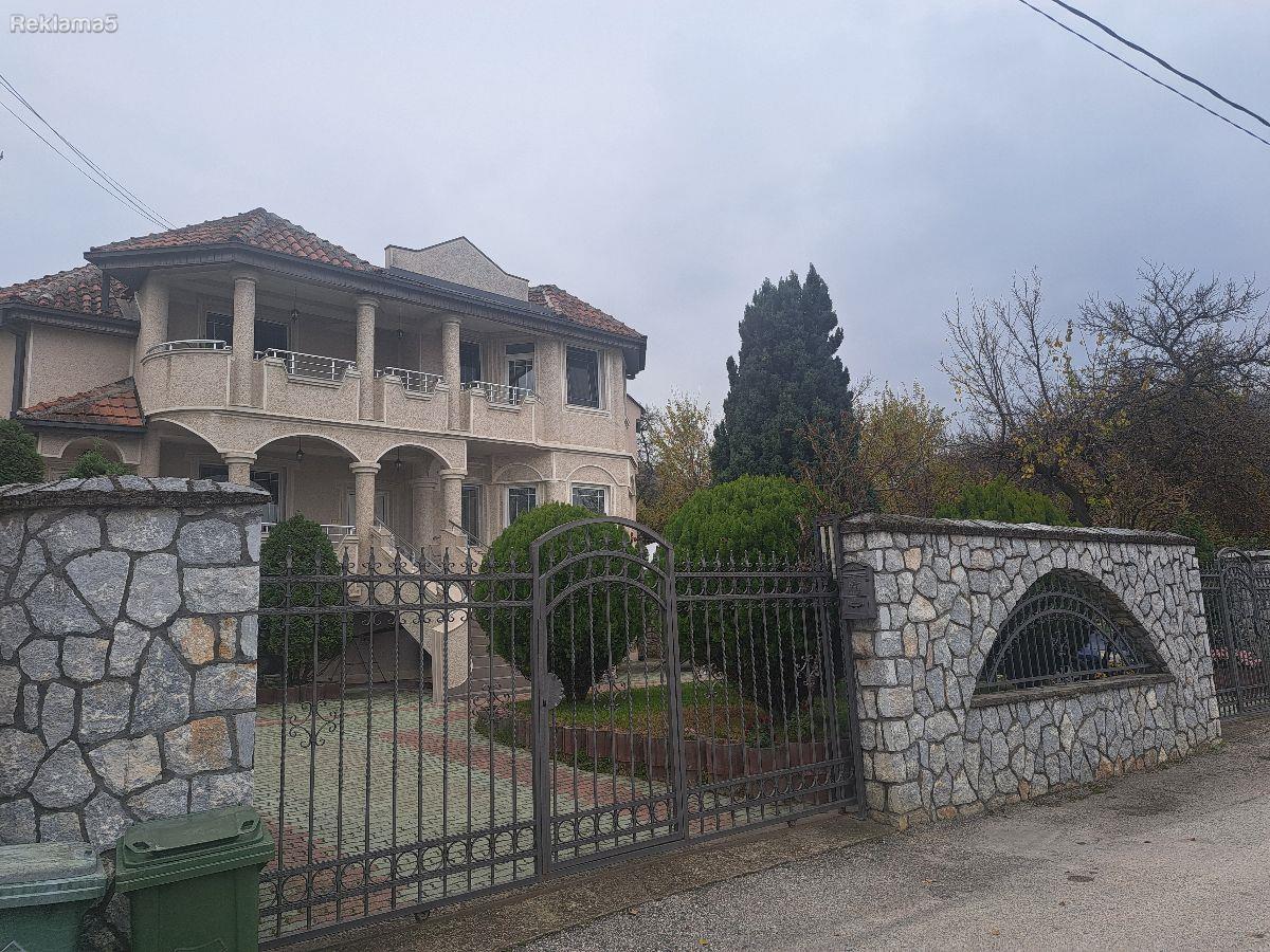 SAMOSTOJNA KUKA POD PADINITE NA VODNO