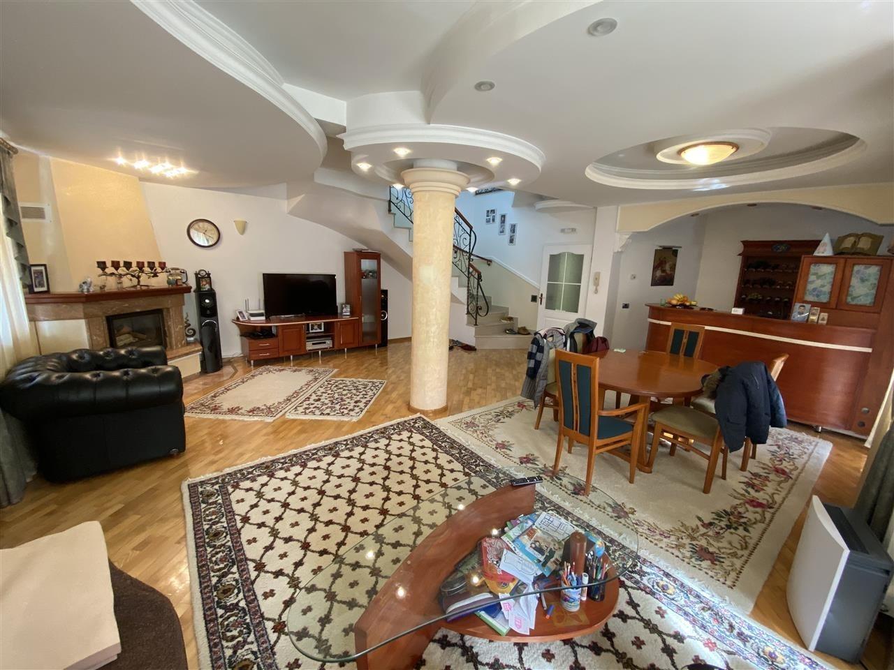 Gorgeous duplex up with all ameneties