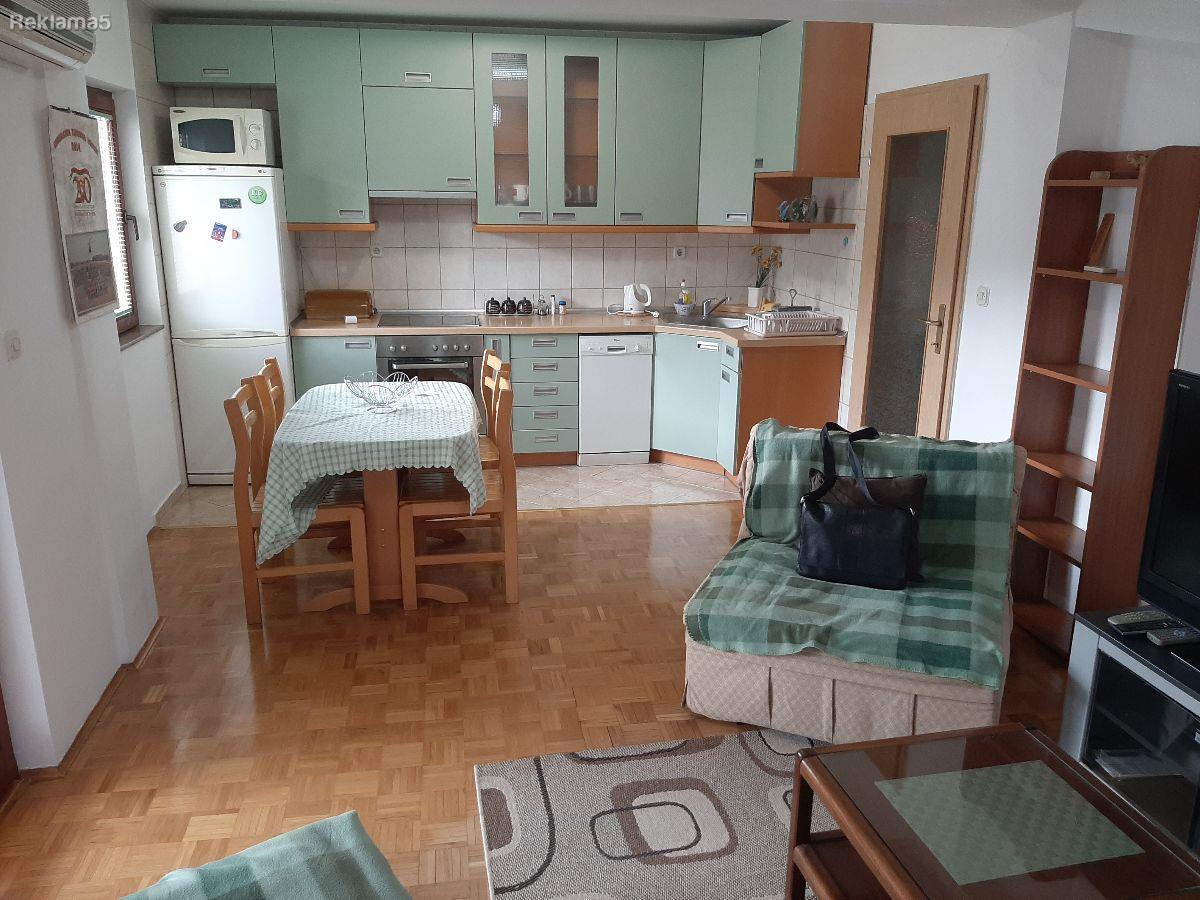 SANRAJS Stan 44 m2 na 3 kat istok - odlicen