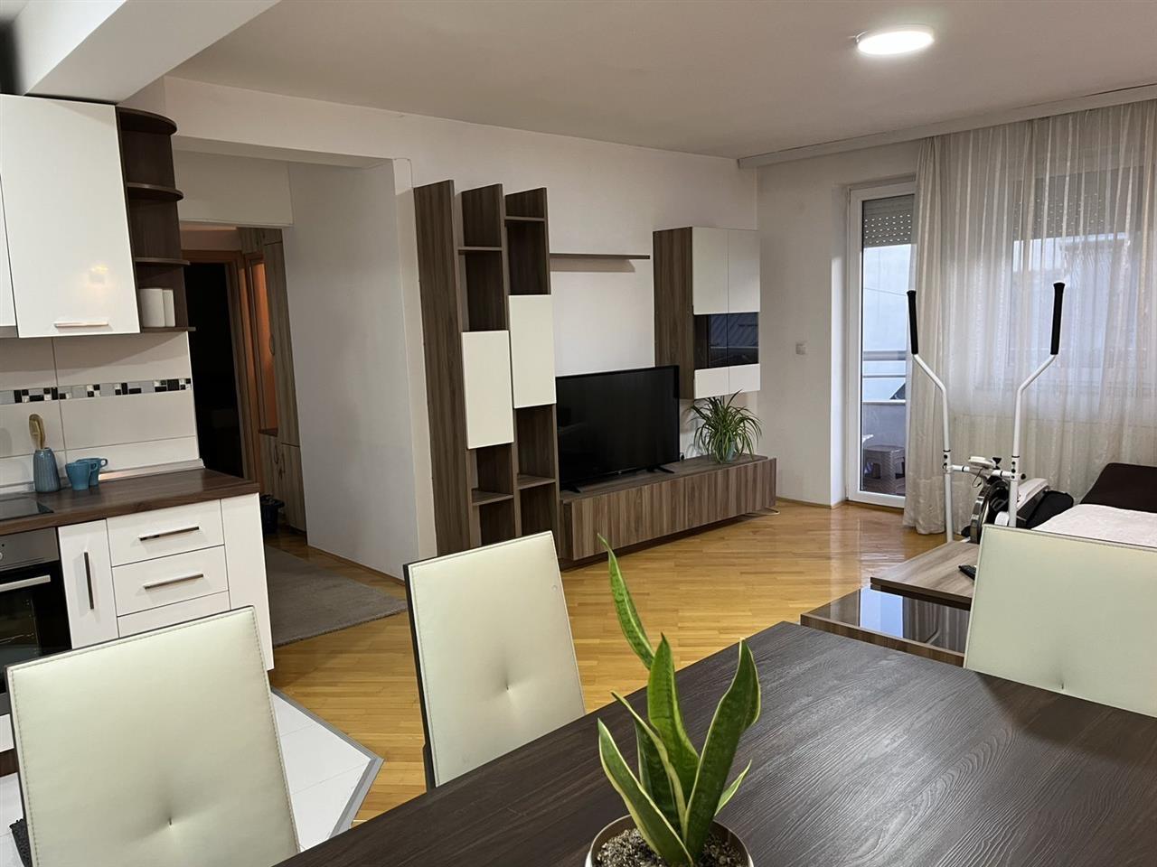 A three-room apartment is for rent in the Kozle neighborhood