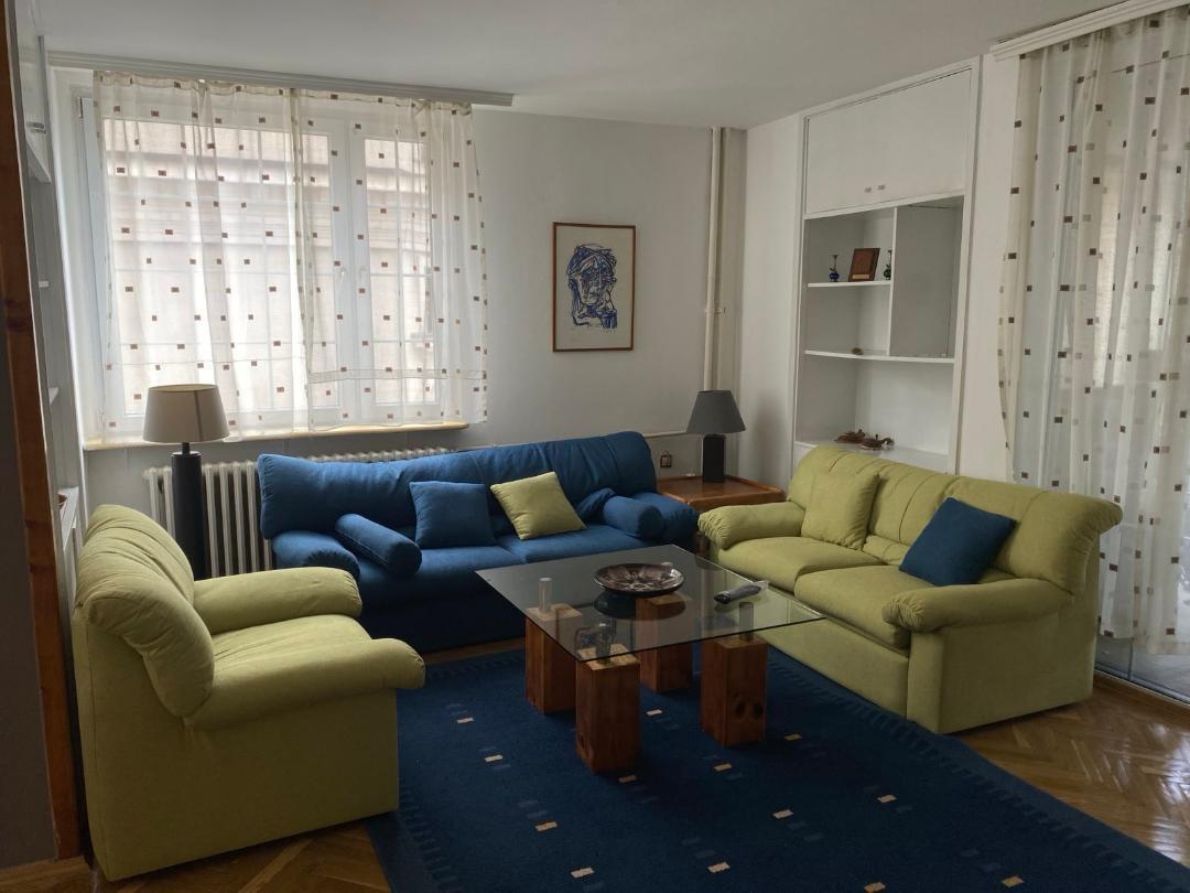 Se iznajmuva stan vo Centar od 83m2