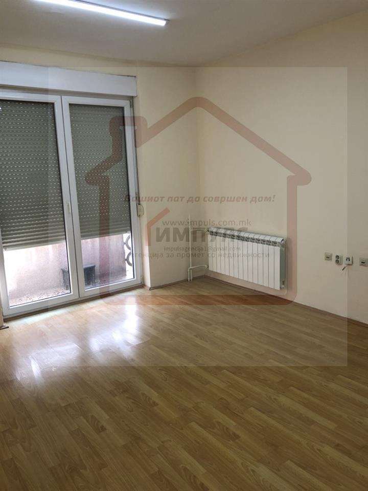 EMPTY ONE-ROOM OFFICE APARTMENT IN STRONG CENTER
