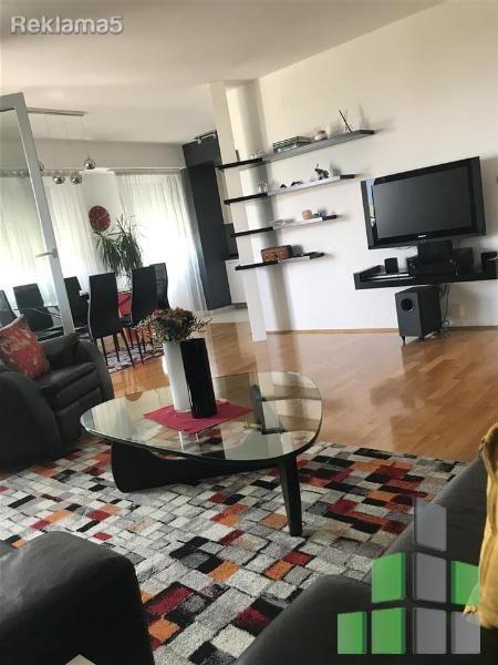 Se prodava 4-sob opremen stan vo Centar