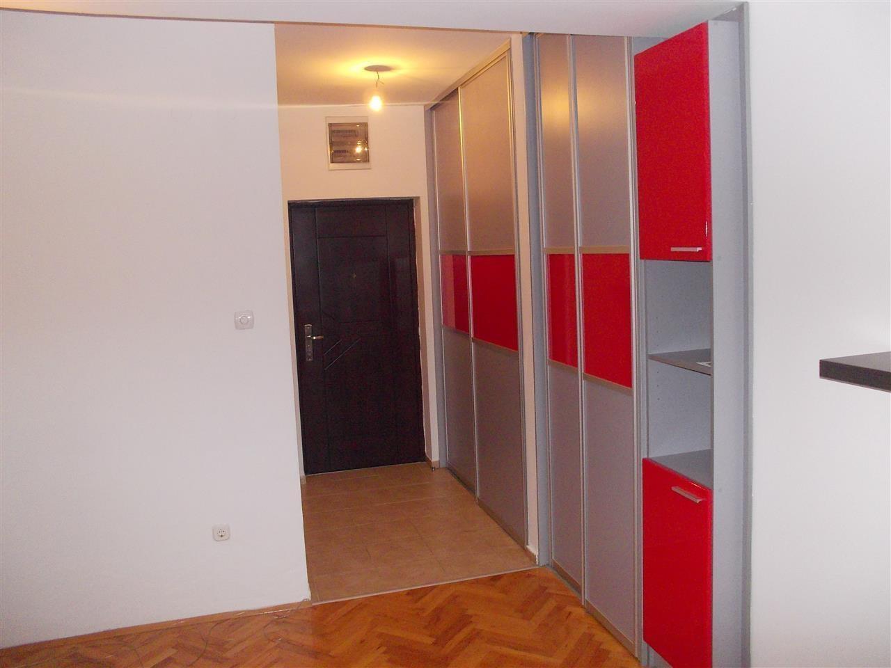 Se izdava prazen stan od 52m2 vo Kisela Voda
