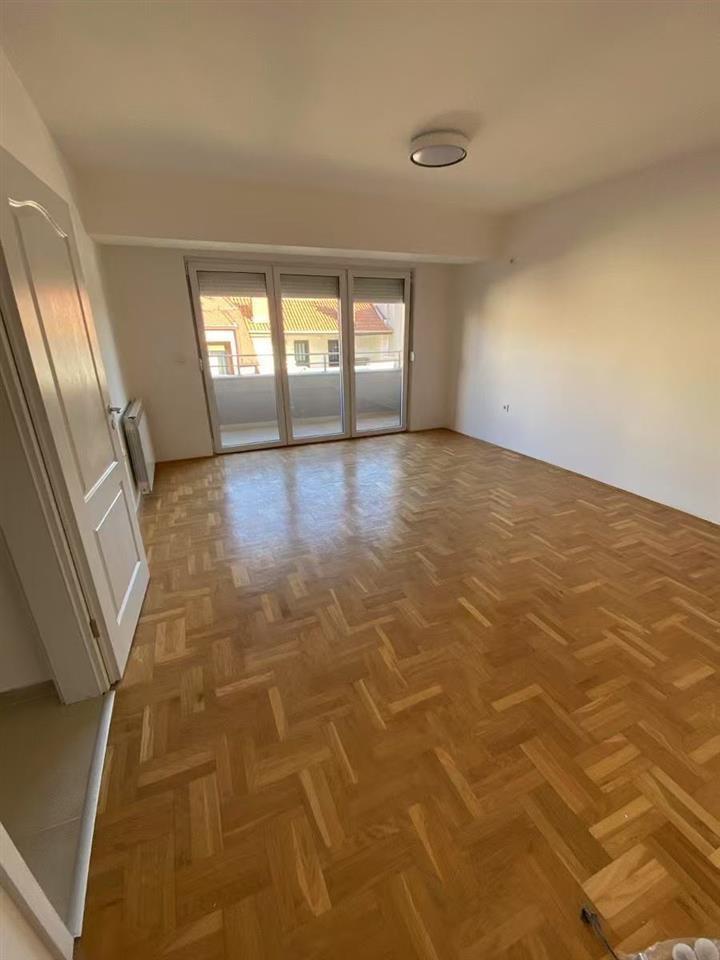 Se izdava prazen stan od 63m2 vo Debar Maalo