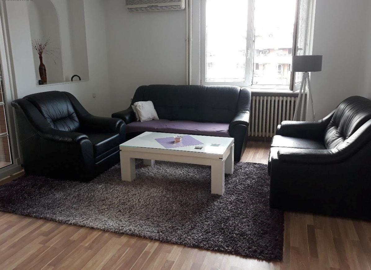 Iznajmuvame stan 85m2 vo Centar - Zelen Pazar
