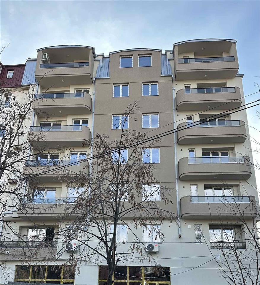 Se izdava dvosoben stan 46m2 vo centar zeleznicka