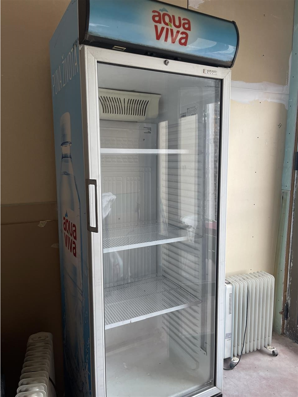 Se prodava frizider malku koristen