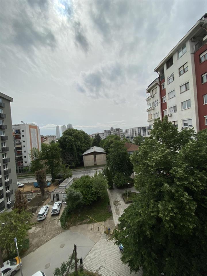 PRAZEN DVOSOBEN STAN VO AERODROM