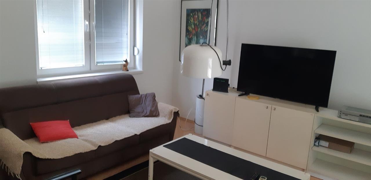 Stan od 70m2 so dve spalni sobi se izdava vo Crnice