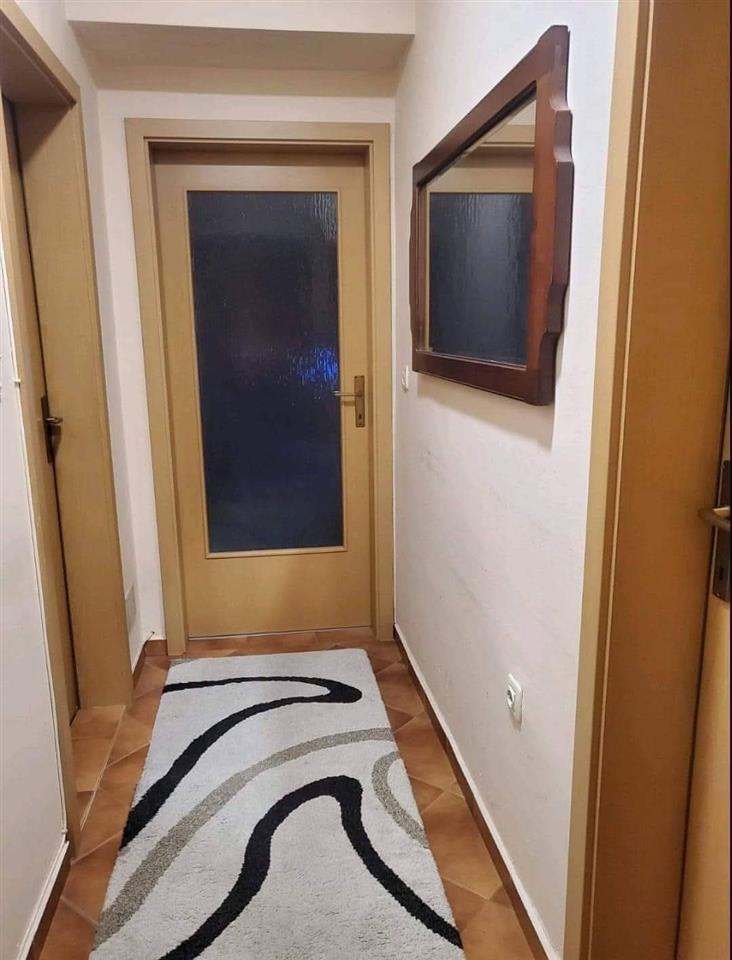 We rent a studio apartment in Centar, Debar neighborhood, on the 1st floor, comp
