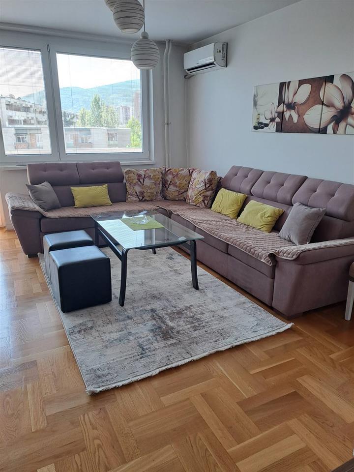 Se izdava namesten stan od 90m2 do Soboren Hram