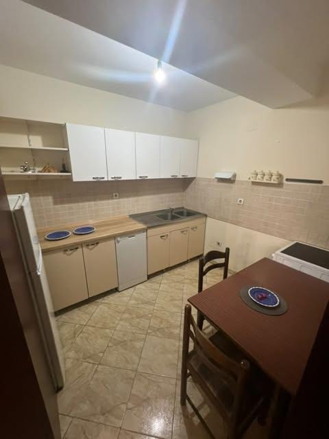 RENOVIRAN STAN 80M2 KARSPOH KON GJORCE - SE IZDAVA