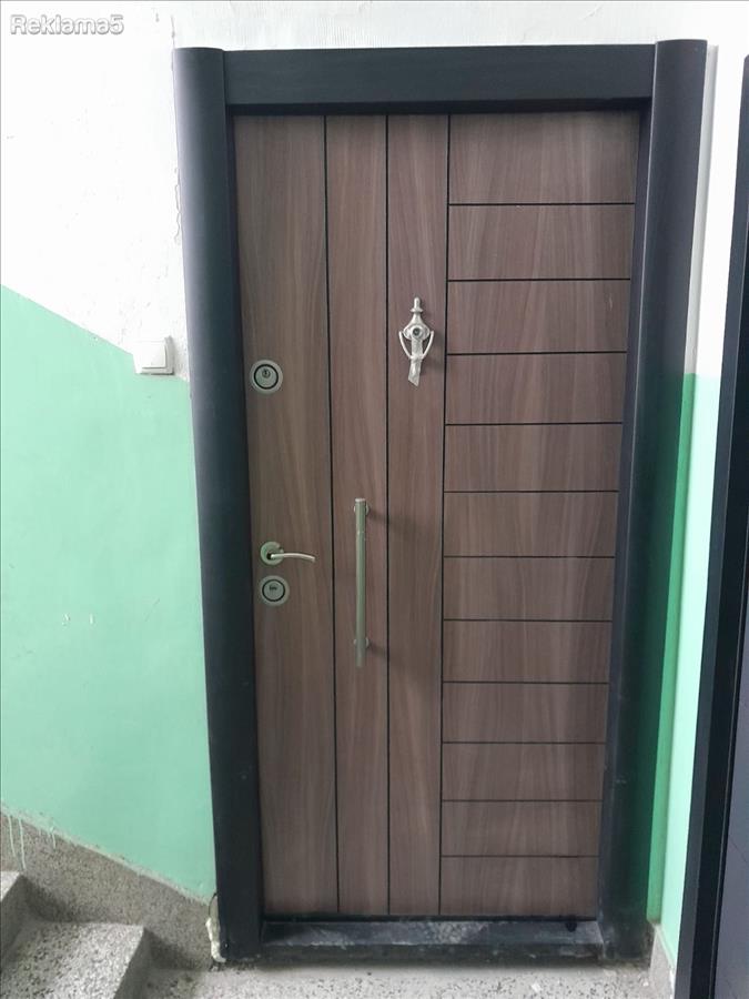 Se prodava stan vo prizemje vo ul s.arsov. br tel.078232158