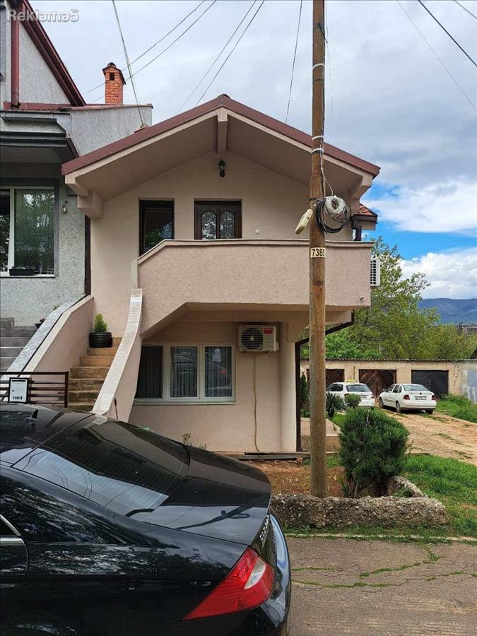 Stan vo kat od kuka vo Zelezara 120m2 i dvor