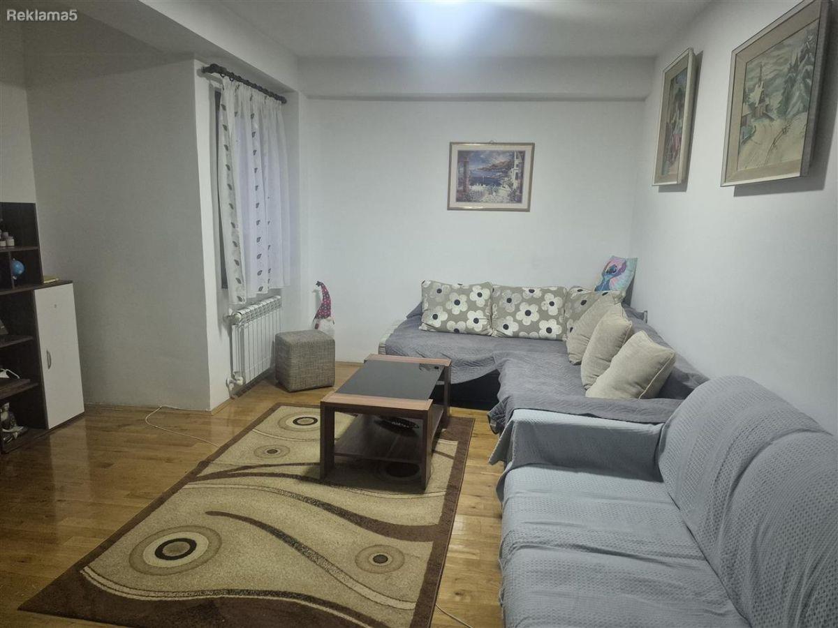 SE PRODAVA TROSOBEN STAN VO CENTAR,VO BLIZINA NA UNIVERZALNA