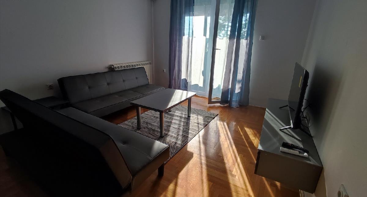 SE IZNAJMUVA TROSOBEN STAN VO KARPOP{ 1, RUZVELTOVA