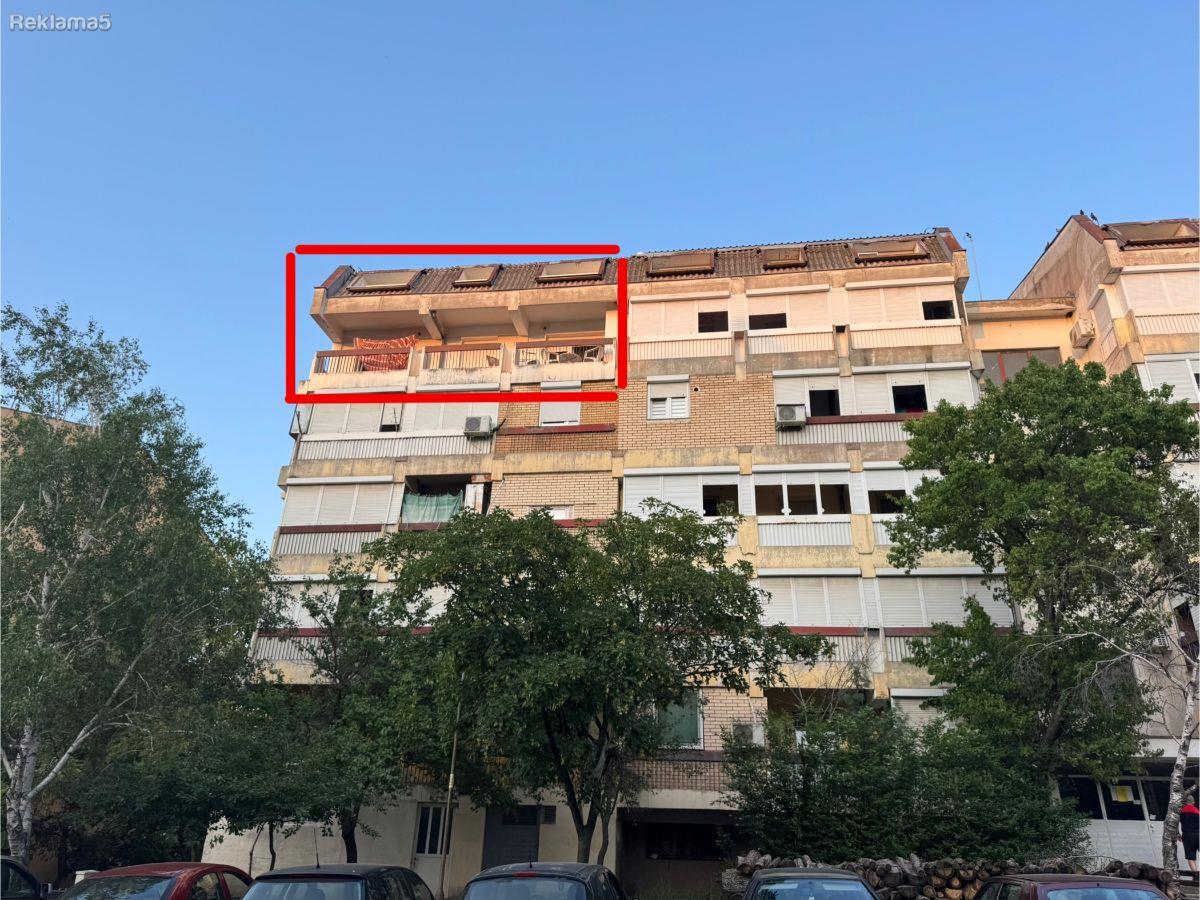 A duplex apartment with a balcony and a garage is for sale in Shtip - Senjak