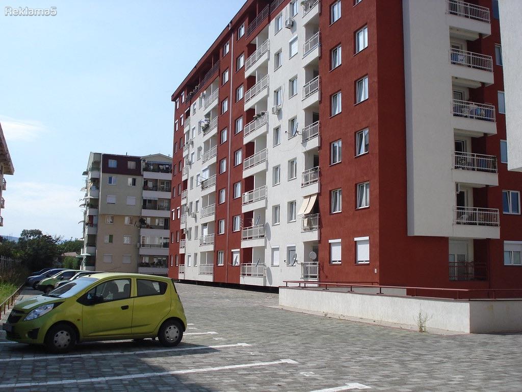 Three-room apartment in Gjorce Petrov + 2 garages