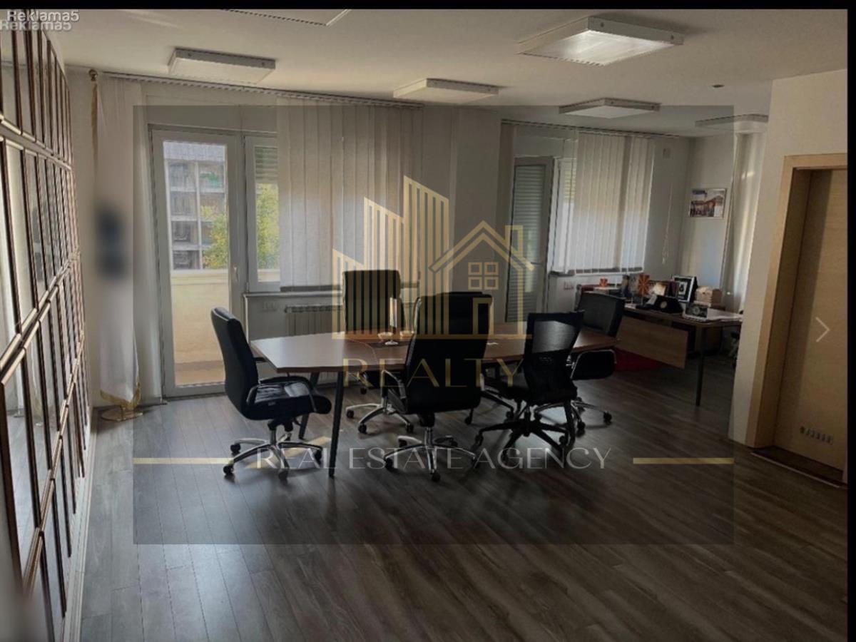 Realty Agency is selling an apartment in the Center, 100m2