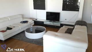 DOMIK IZDAVA 4 SOBEN LUX STAN VO CENTAR KAJ MVR