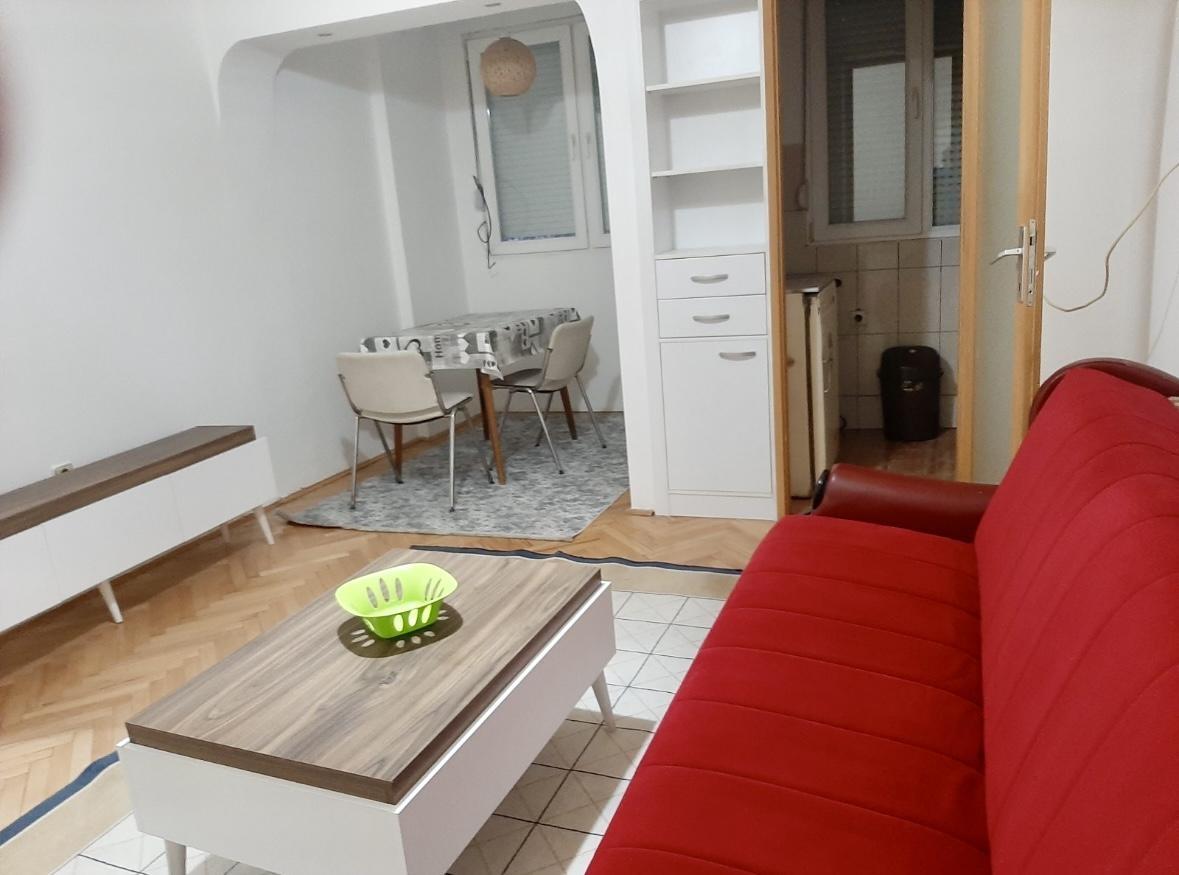 Se izdava stan 40m2 nad Joco Turs agencija Okt Revolucija
