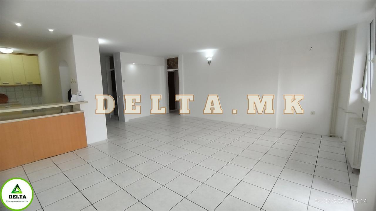 TROSOBEN STAN VO CENTAR, GRADSKI ZID