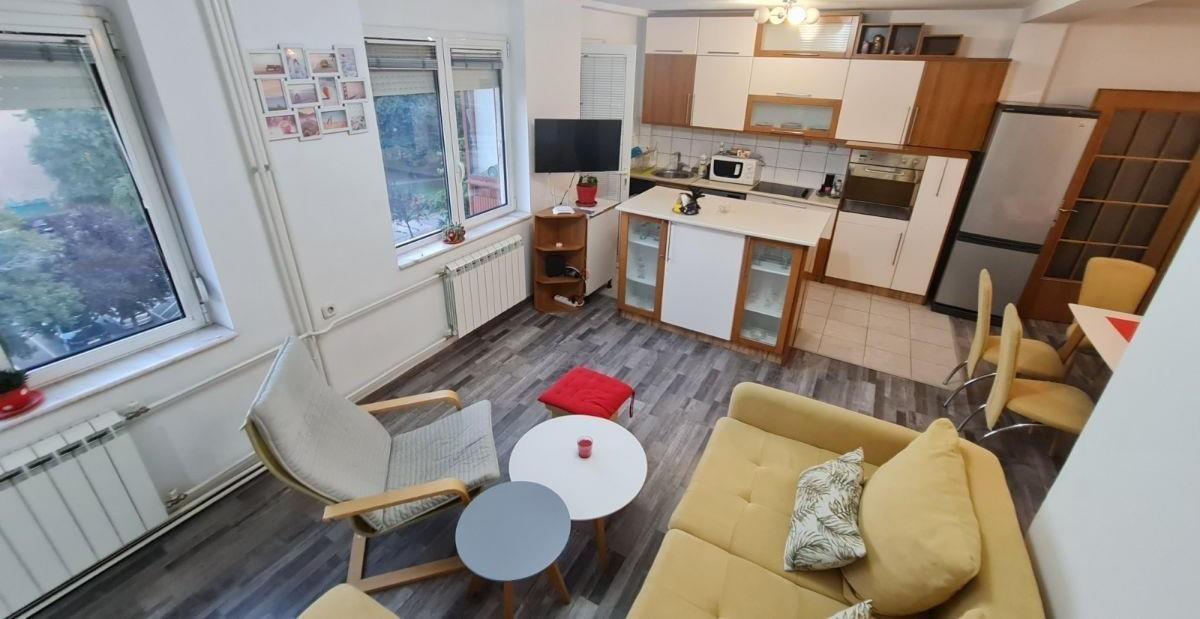 SE IZDAVA trosoben stan vo blizina na Sobranie 55m2