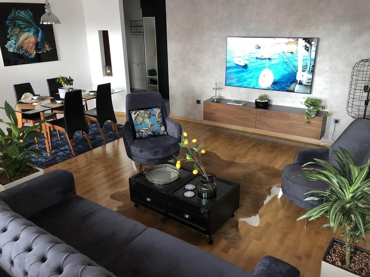 Se izdava luksuzen stan vo Centar Univerzalna Sala 100m2