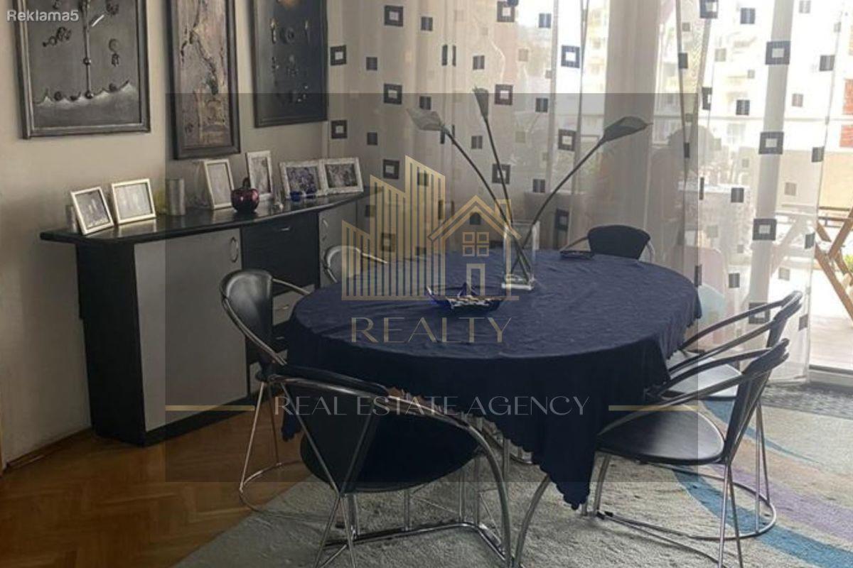Realty Agency is selling an apartment in the Center, 100m2