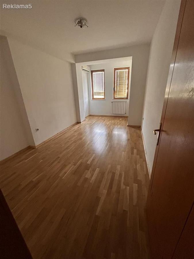 KOMFOREN CETIRISOBEN STAN VO CENTAR KAJ MVR