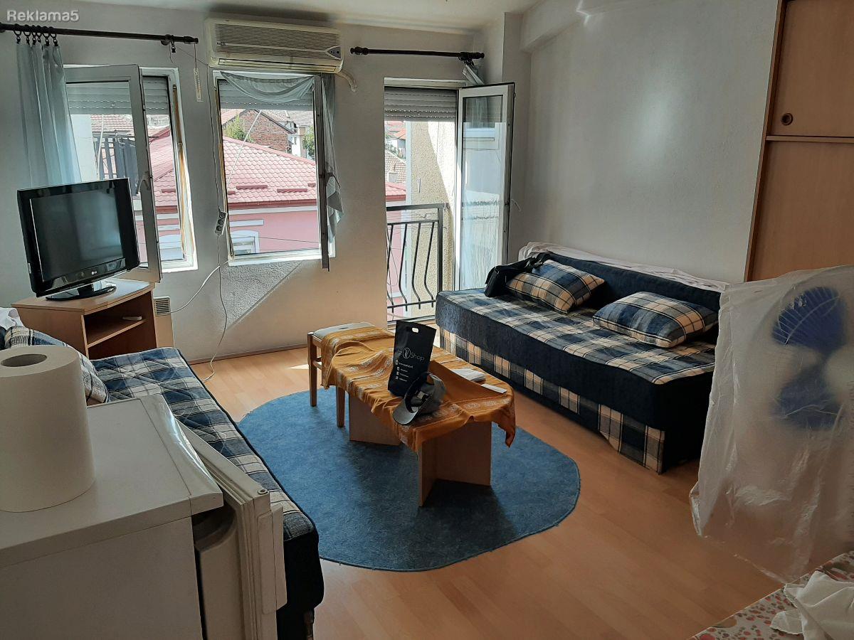 SANRAJS Ubava garsonjera 26 m2 vo centar blizu pazarot