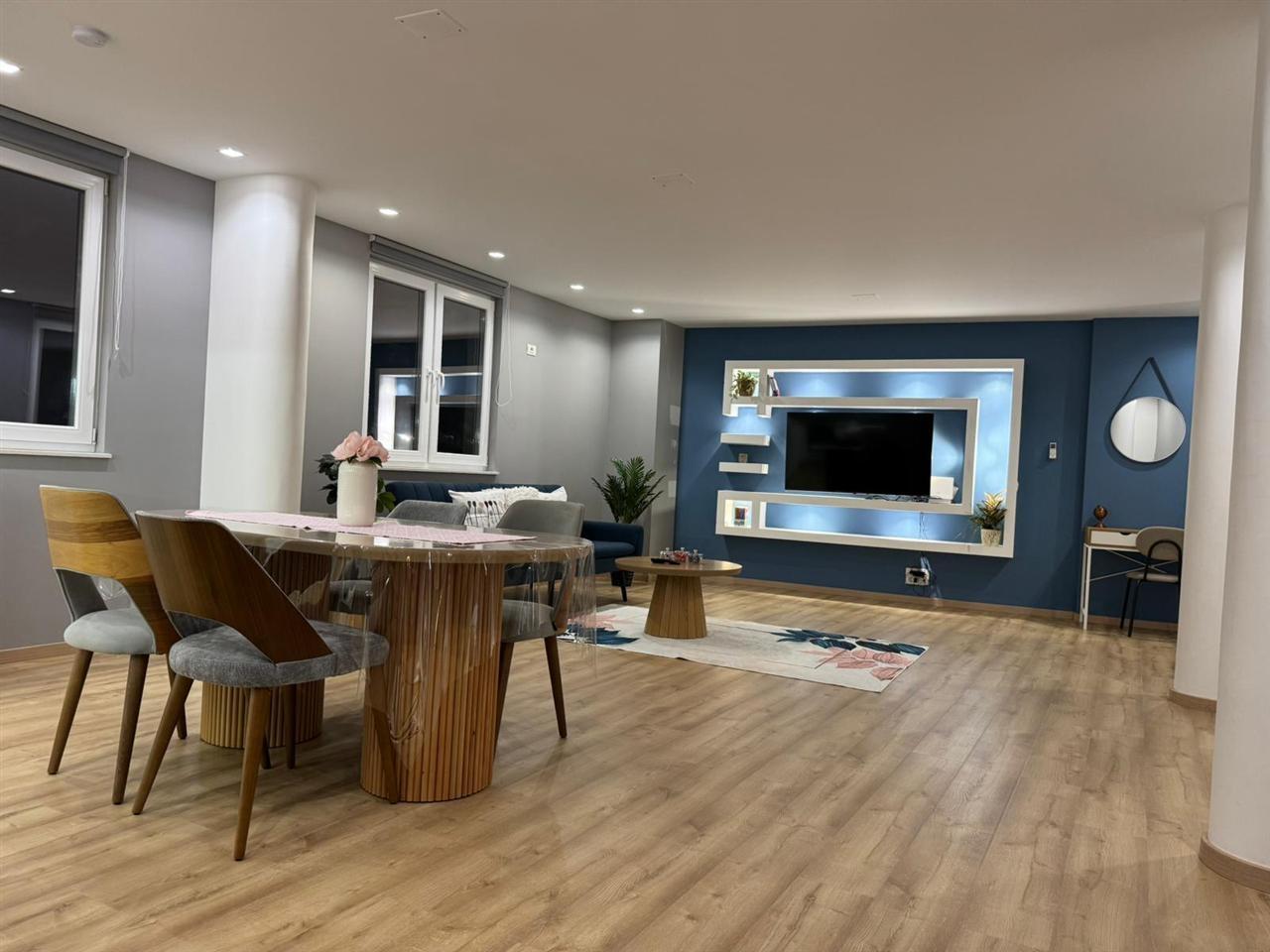 Banes moderne 2 kat+lokal in rrug main