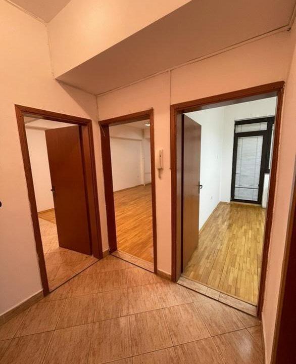 Se izdava prazen stanod 63m2 vo Karpos 3