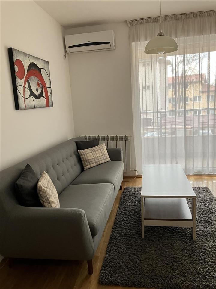 TROSOBEN UDOBEN STAN VO CENTAR KAJ MVR