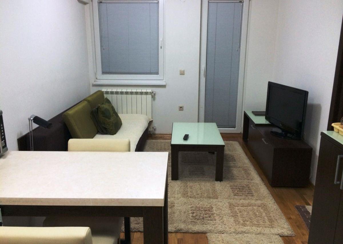 SE IZDAVA garsonjera vo blizina na Univerzalna Sala