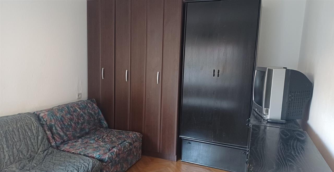 One-room furnished apartment in us. Fox